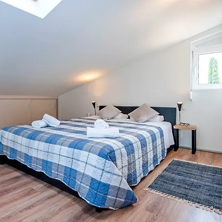Lakovich Sea View Apartment